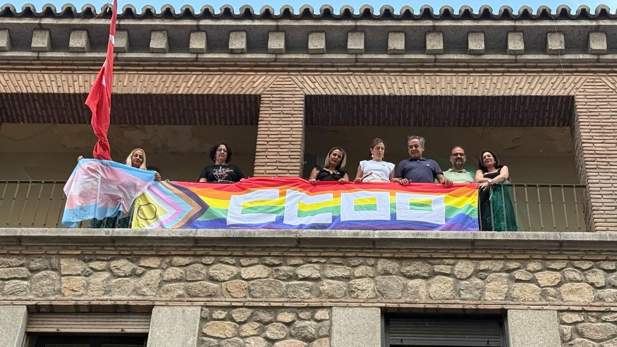 Colocación de la bandera LGTBI+ en la sede de CCOO en 2026.