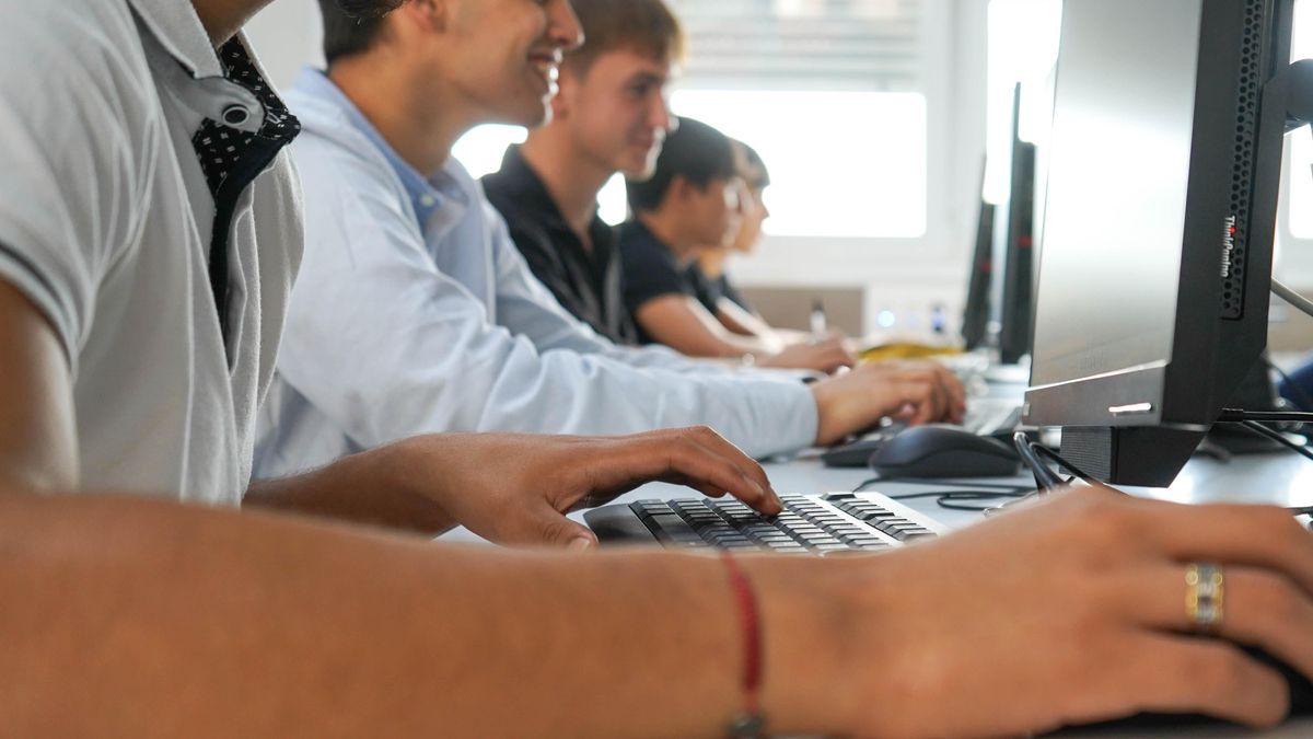 La FP se consolida en Madrid como vía rápida hacia el empleo cualificado con másteres en IA, Ciberseguridad y Big Data