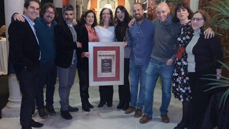 Lucrecia Hevia (centro) la noche que recibió el XXX Premio de la Asociación de la Prensa de Sevilla, rodeada de parte del equipo de elDiario.es Andalucía.