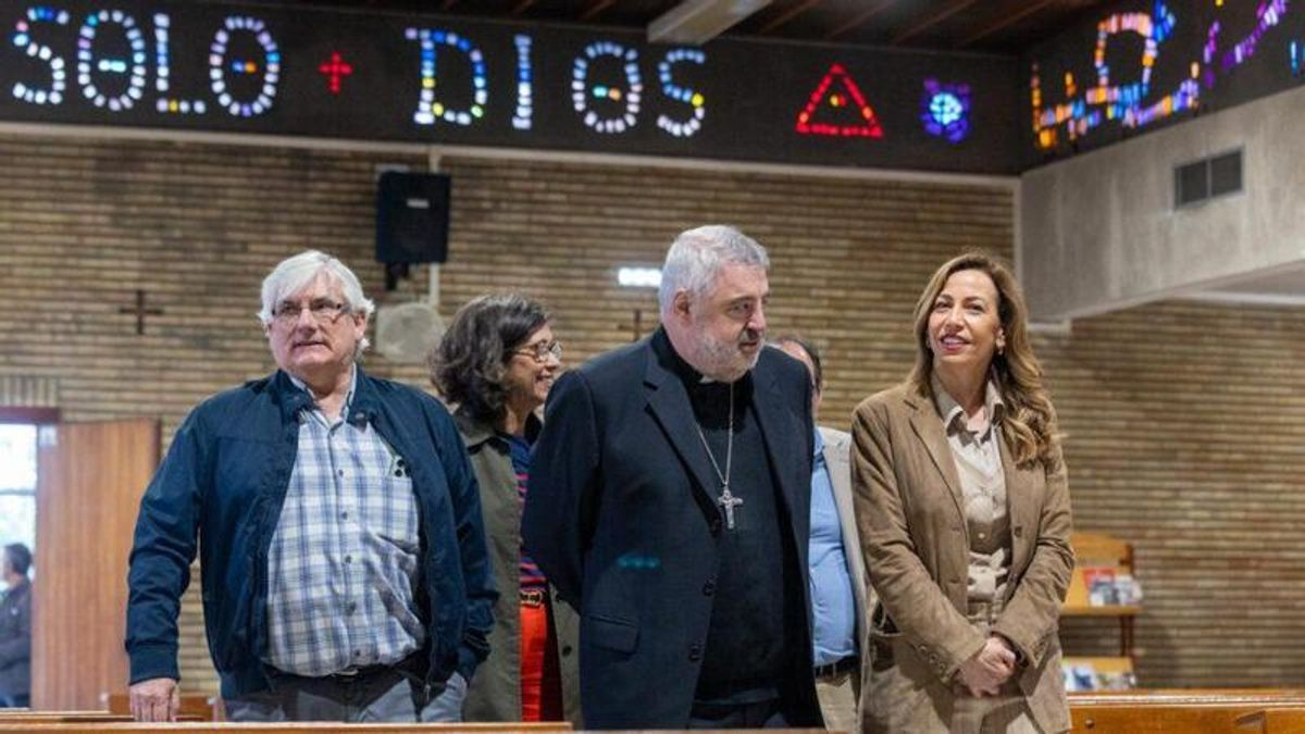 La alcaldesa, Natalia Chueca y el Arzobispo de Zaragoza, Carlos Escribano, tras firmar convenio de "iglesias, espacios seguros"