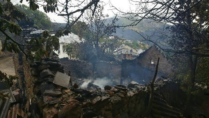 César Sánchez / ICAL La localidad de San Pedro de Paradela (León), perteneciente al municipio de Fabero, afectaba por las llamas.