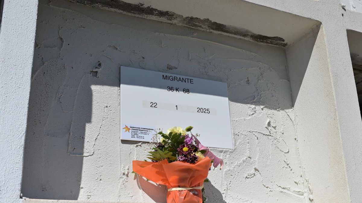 Entierro en el cementerio de El Pinar (El Hierro) del migrante que llegó ya fallecido a La Restinga el pasado 22 de enero a bordo de un cayuco localizado a 1 milla de la isla con 68 migrantes a bordo.