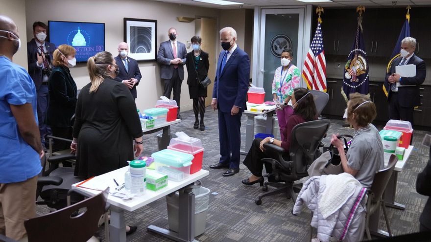 El presidente de EEUU, Joe Biden, en un centro de vacunación de veteranos en Washington, DC, (Estados Unidos) EFE/EPA/KEVIN DIETSCH