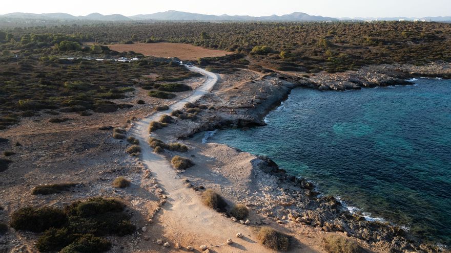 Un poble de Mallorca frena la pressió humana en una cala amb una barrera de pedres: “Això era un niu de caravanes”