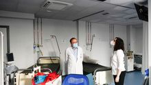 La presidenta de la Comunidad de Madrid, Isabel Díaz Ayuso, en su visita este lunes en el hospital de la Paz donde se han producido inundaciones.