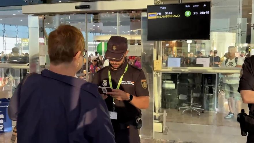 La Policía Nacional ha efectuado este sábado controles aleatorios de documentación en el Aeropuerto Josep Tarradellas Barcelona-El Prat.