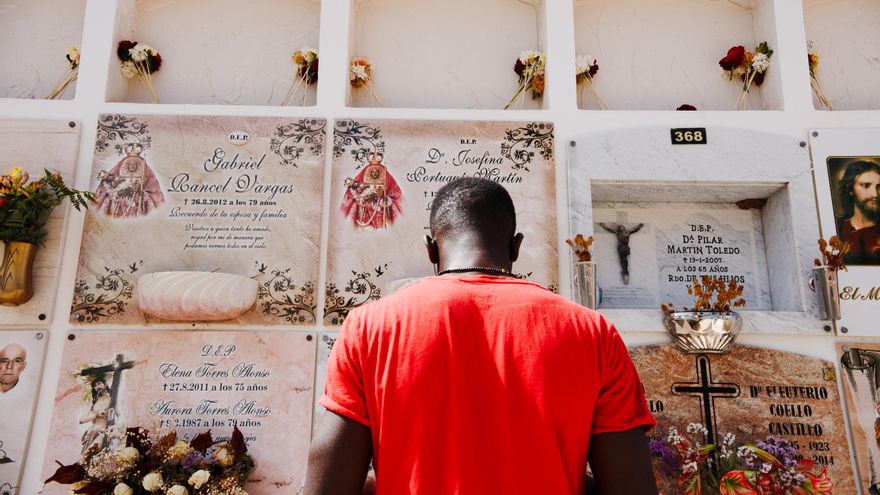 Una rosa para cada nicho sin nombre de los migrantes fallecidos en la tragedia de El Hierro