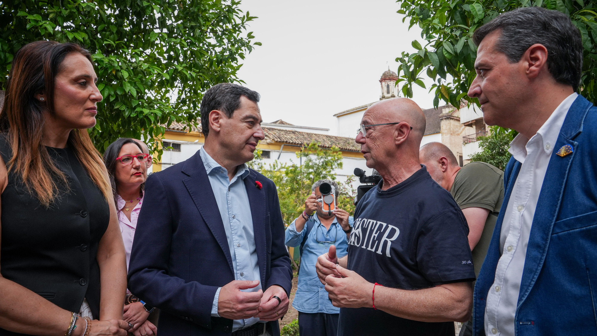 Juanma Moreno visita las Cruces de Mayo