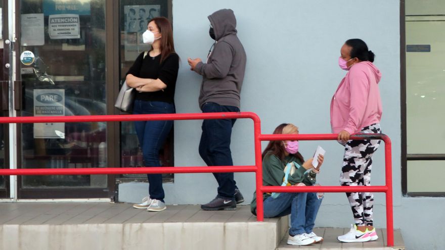 Unas personas hacen fila para hacerse la prueba de covid-19 a las afueras de un laboratorio en San Juan (Puerto Rico), en una fotografía de archivo. EFE/Jorge Muñiz