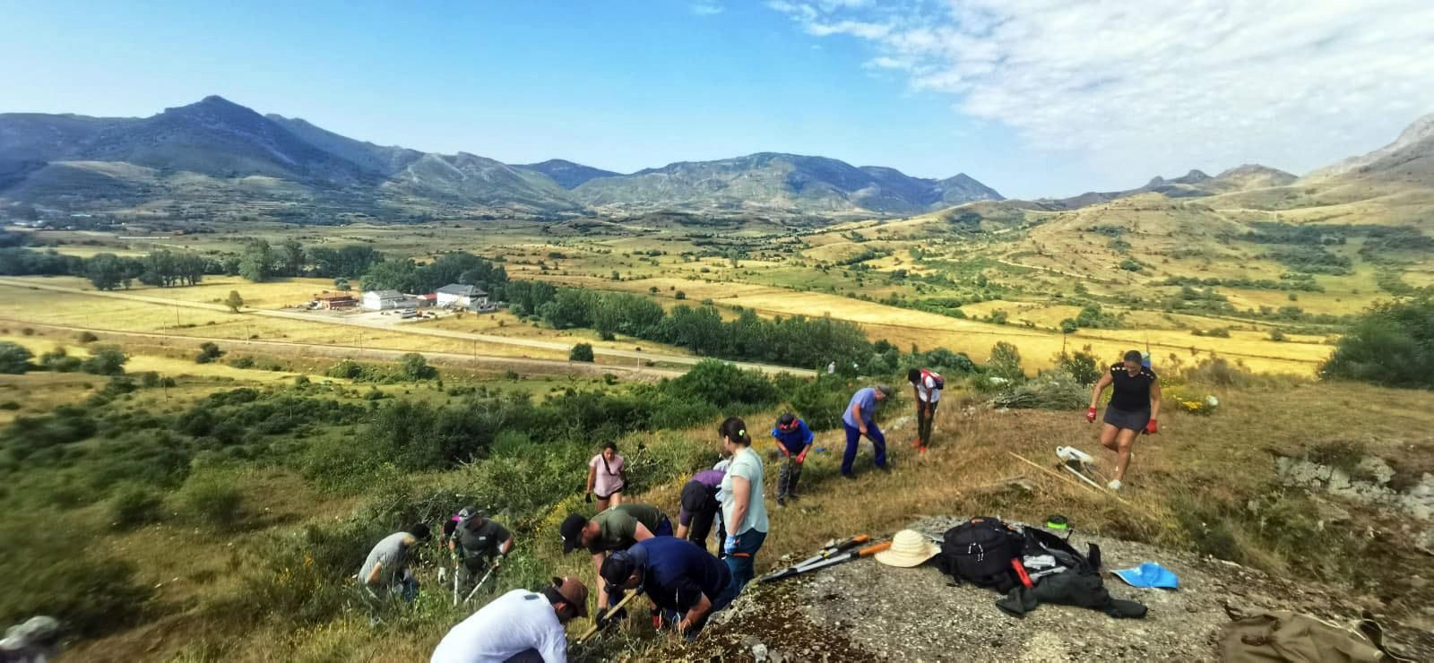 Participantes en la hacendera para recuperar las trincheras de La Tercia.