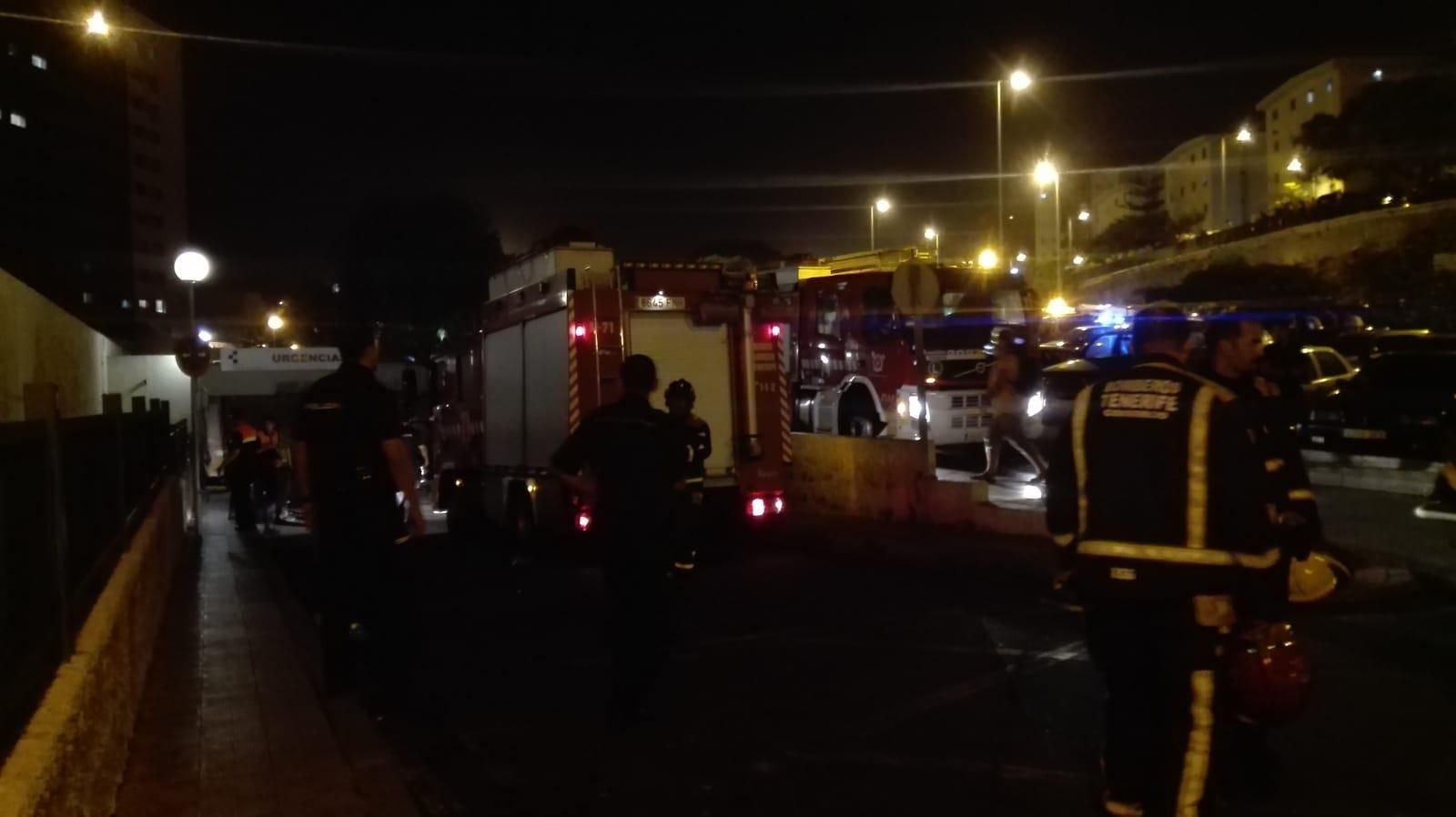 Todos los profesionales del parque de bomberos más importante de la isla, el de Santa Cruz, fueron activados