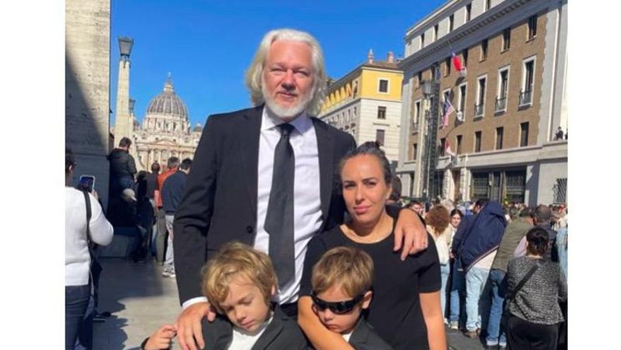 Julian Assange con su mujer e hijos en Roma, este sábado