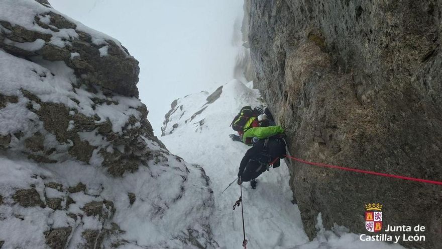 Rescatados dos montañeros atrapados por la nieve en Picos de Europa en León en pleno mayo