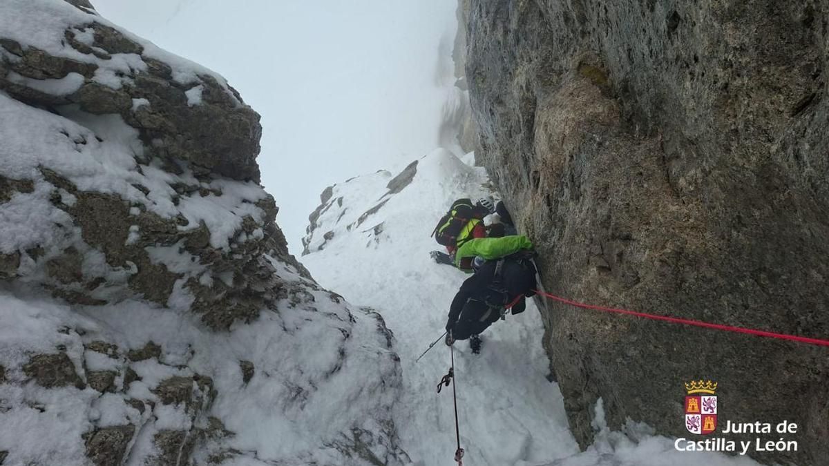 Rescatados dos montañeros atrapados por la nieve en Picos de Europa en León en pleno mayo