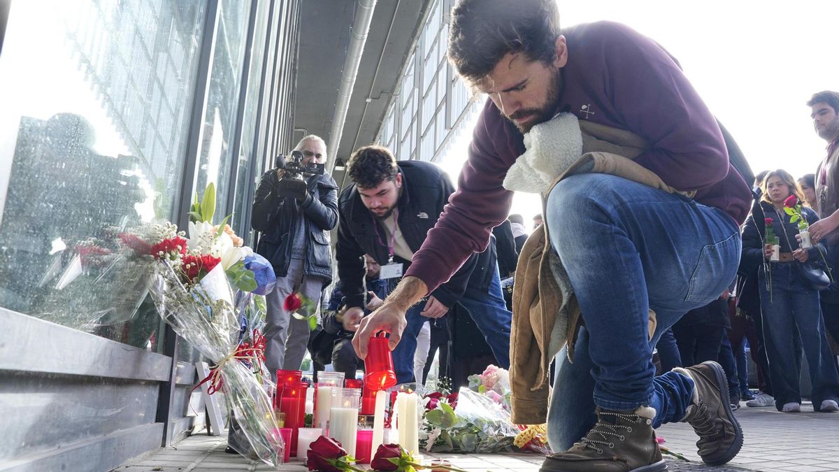 Maquinistas y trabajadores de Rodalies participan en un homenaje al conductor fallecido en el accidente de Gelida, este 23 de enero en la Estación de Sants.