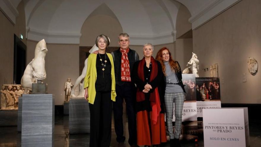 El actor británico Jeremy Irons (2i) durante la presentación del documental "Pintores y reyes del Prado" en el Museo del Prado en Madrid este miércoles y acompañado por la guionista Sabina Fedeli (2d), dirigido por Valeria Parisi (i).