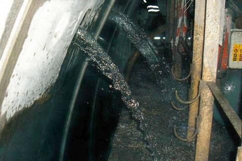 Agua a chorros en el interior de los túneles de la Variante de Pajares, entonces en ejecución.