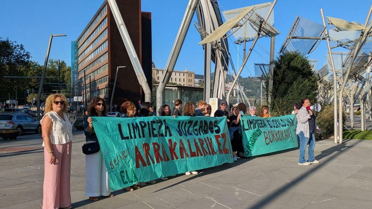 Concentración de trabajadoras de limpieza de los juzgados a las puertas del Palacio Euskalduna.