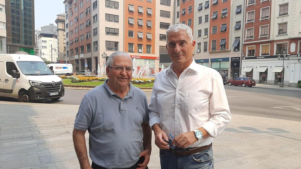 Ángel Arias (derecha) y Ángel Lordén, reunidos para el reportaje, posan en la Plaza de Lazúrtegui de Ponferrada. 