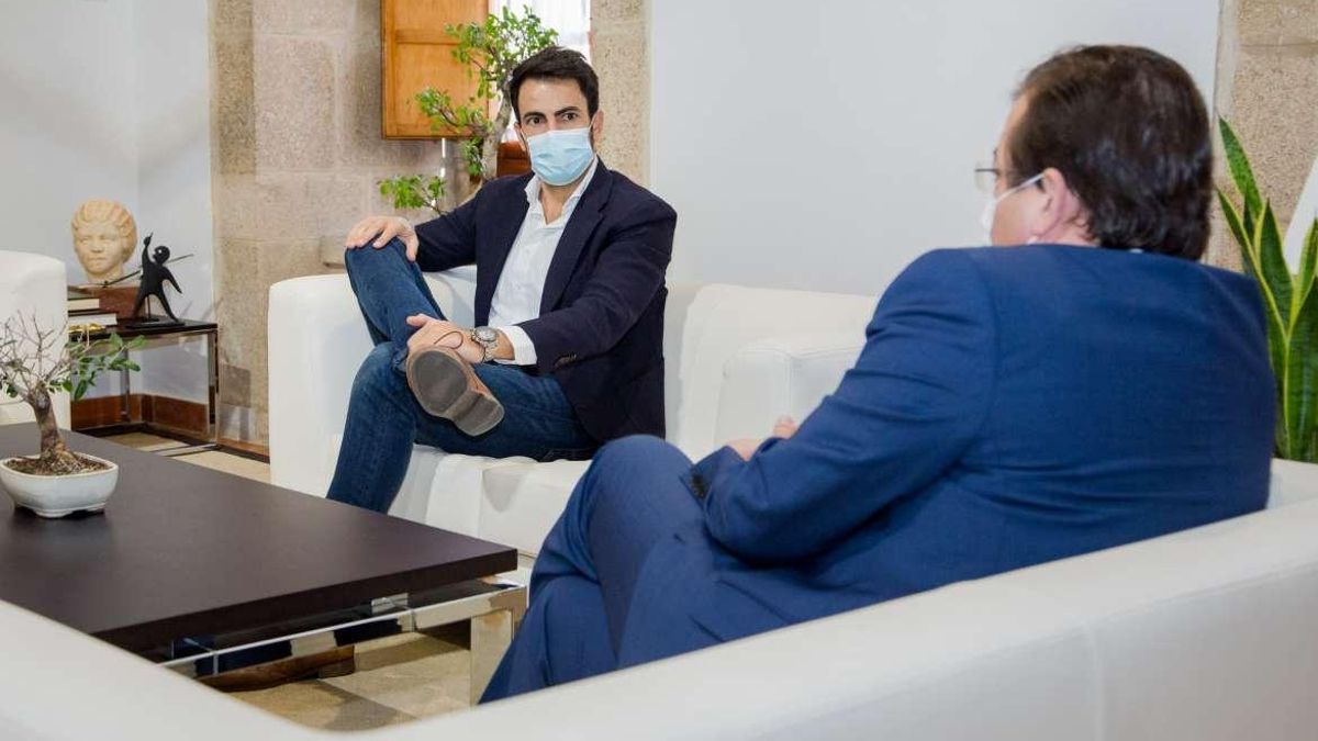 David Salazar con Fernández Vara (de espaldas)