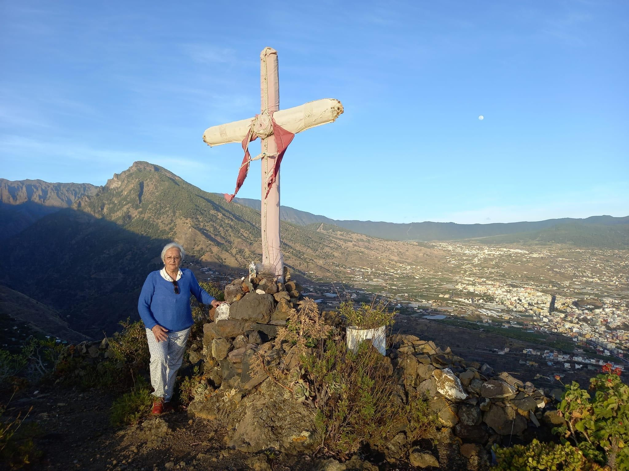 María Victoria Hernández junto Cruz de la Leyenda de la luz de El Time (3 de mayo 2023)