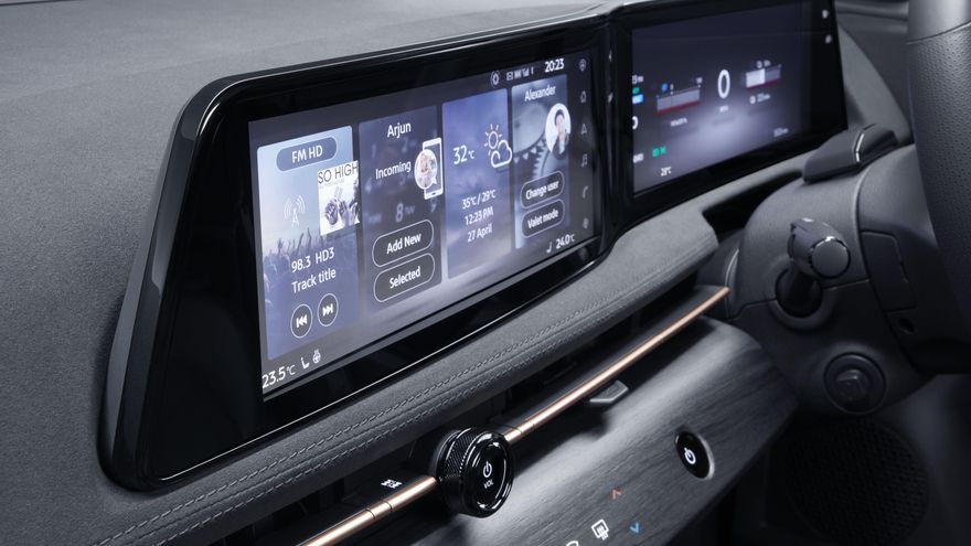 Salpicadero del Nissan Ariya con dos pantallas de 12 pulgadas curvadas.