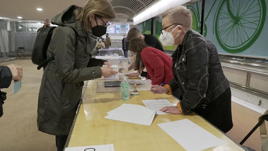 Primeros votantes en Barcelona