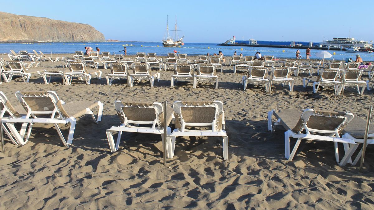 El servicio de hamacas y sombrillas en tres concurridas playas de Tenerife se presta con contratos caducados