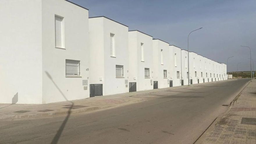 Familias de Villafranca de los Barros protestan para exigir a la Junta la entrega de viviendas sociales