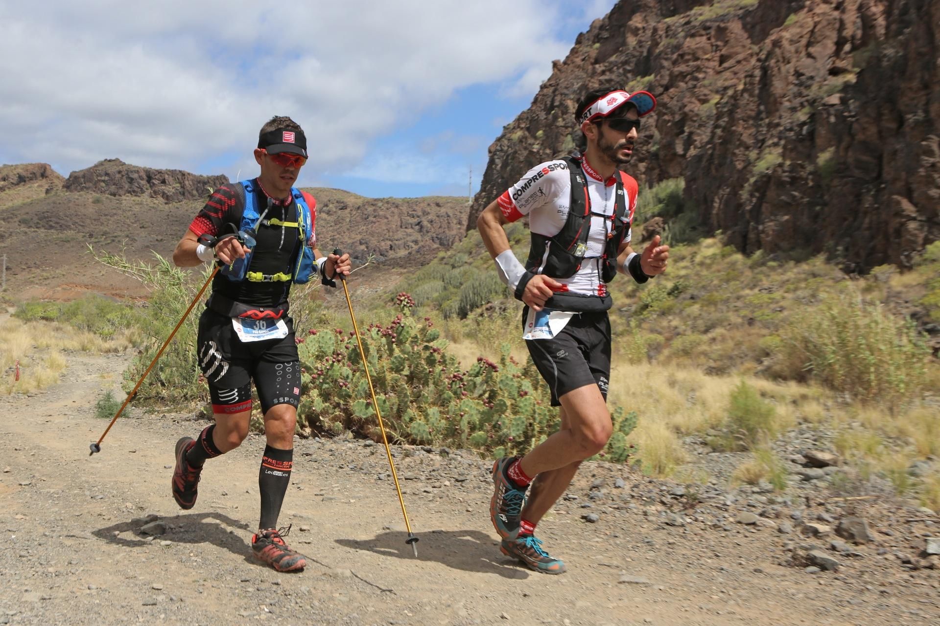 Participantes de la Transgrancanaria 2016 en el tramo del Barranco de Fataga. (Alejandro Ramos).