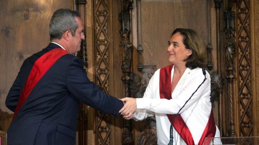 Colau propone reponer el lazo amarillo en la fachada del ayuntamiento