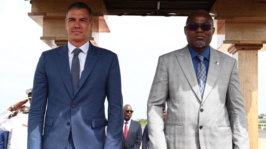 El presidente del Gobierno de España, Pedro Sánchez (i) y el presidente de Gambia, Adama Barrow (d), durante su visita a Gambia, a 28 de agosto de 2024, en Gambia (África).