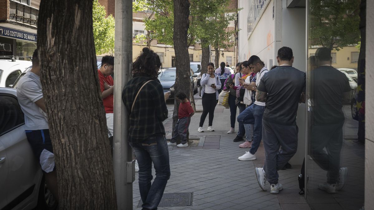Colas en una de las oficinas de servicios sociales de Madrid