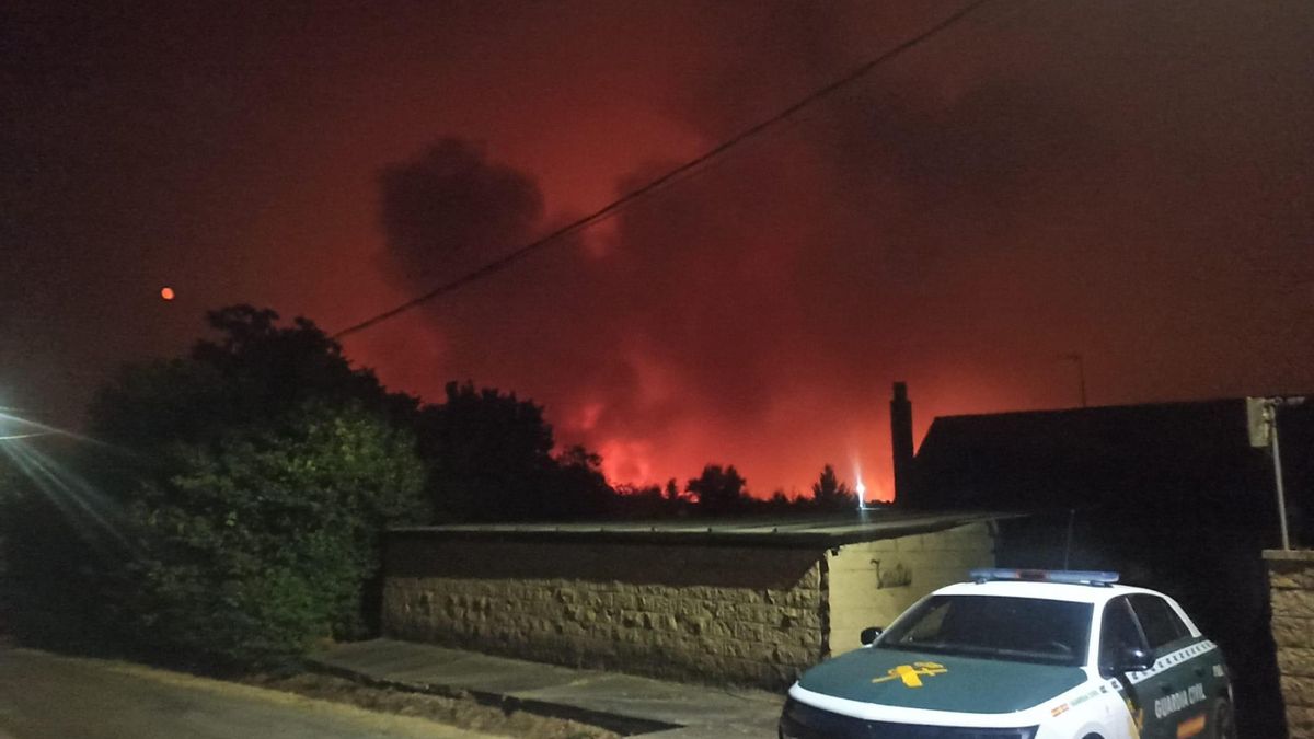 Las llamas en la proximidad de viviendas en la comarca leonesa de la Valdería.