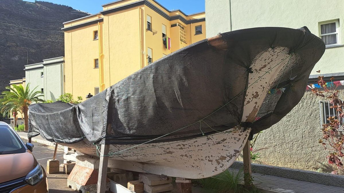 Un barco lleva 13 años ‘aparcado’ en una calle de Tazacorte