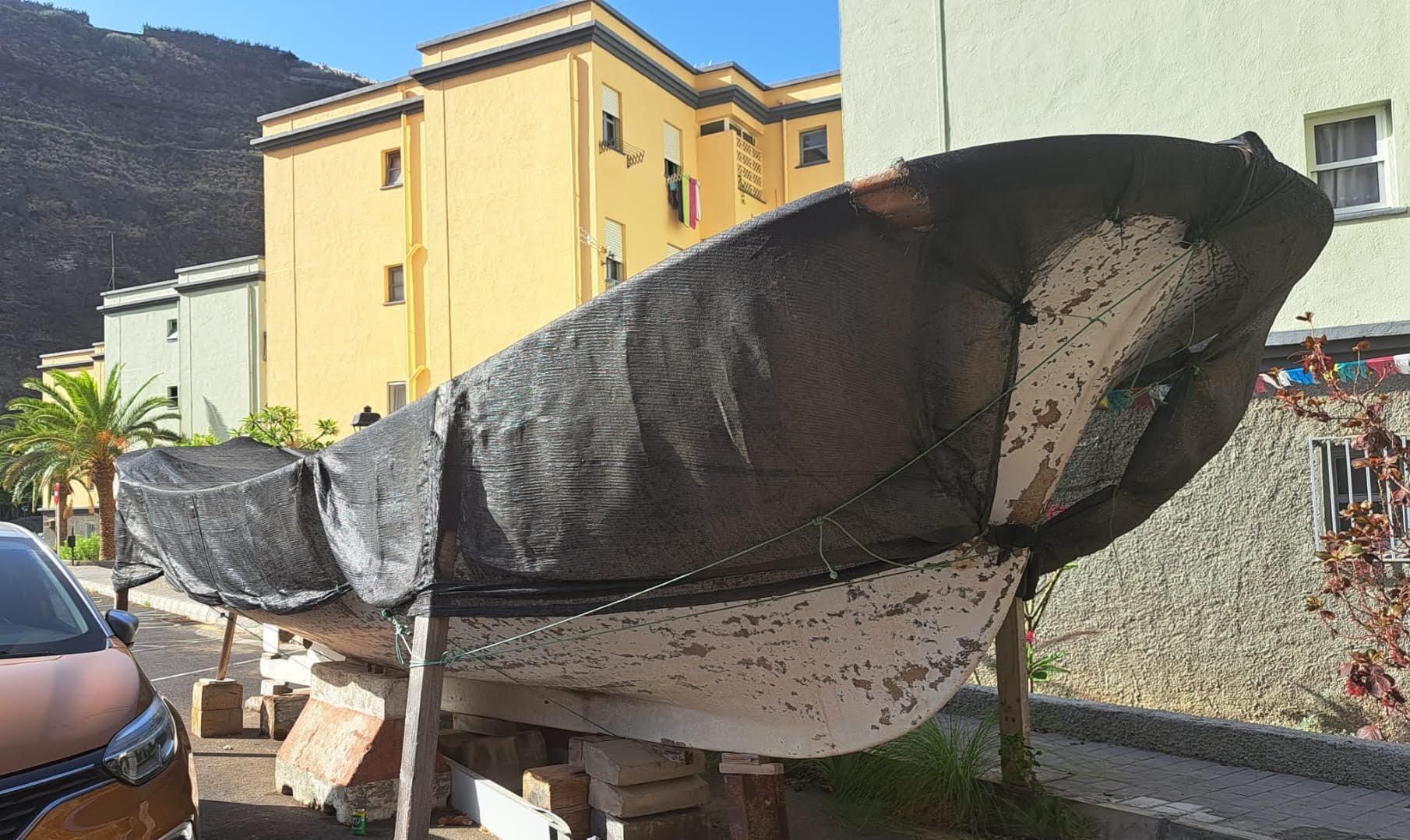 El barco 'aparcado' en una calle de Tazacorte. Arcan