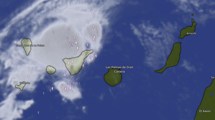 Imagen satelital de la borrasca Therese sobre Canarias este martes.