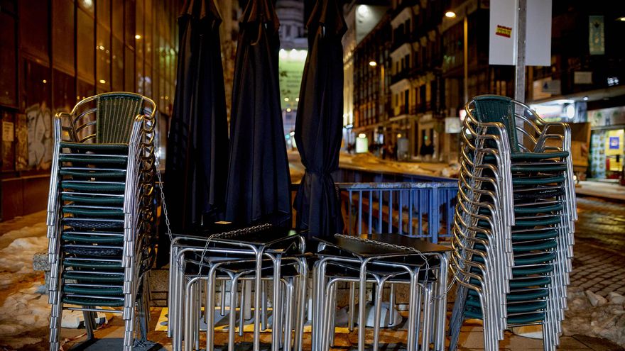 Barcelona adelanta el cierre de bares y terrazas en zonas afectadas por el ruido nocturno