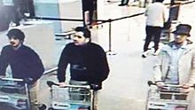 Los presuntos autores, captados por una cámara de seguridad del aeropuerto