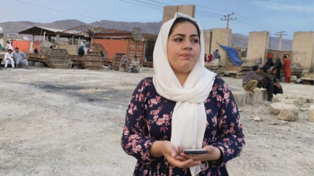 Khadija Amin, en una imagen en Afganistán cuando trabajaba como periodista