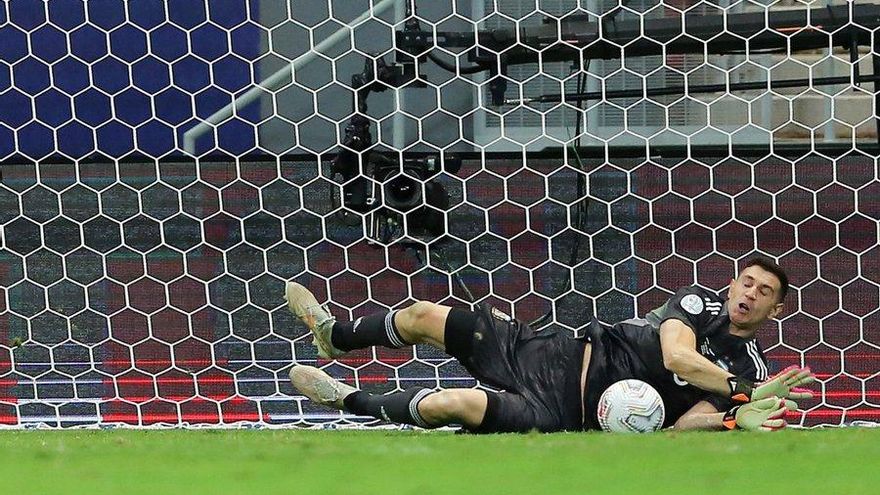 De la mano de un gigante "Dibu" Martínez, Argentina es finalista de la Copa América