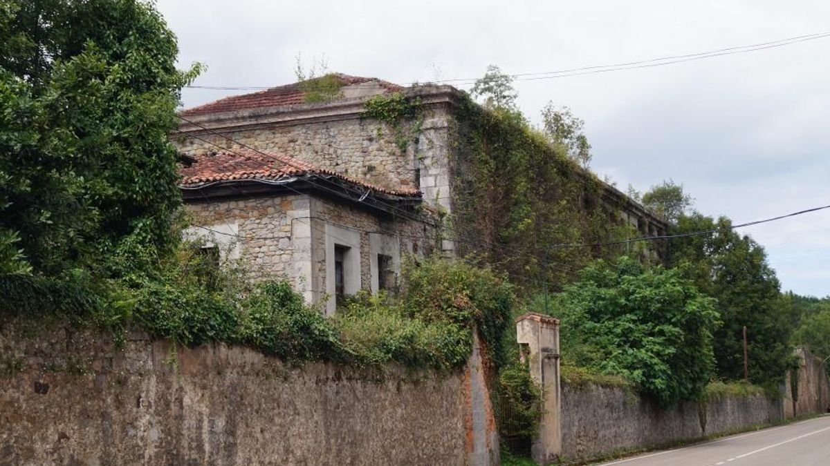 Ruinas de la fábrica La Montanesa Textil, en la localidad de La Cavada.
