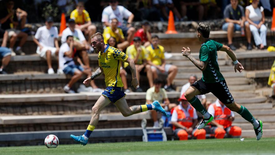 La UD Las Palmas ajusta la puntería con una goleada al Unión Sur Yaiza