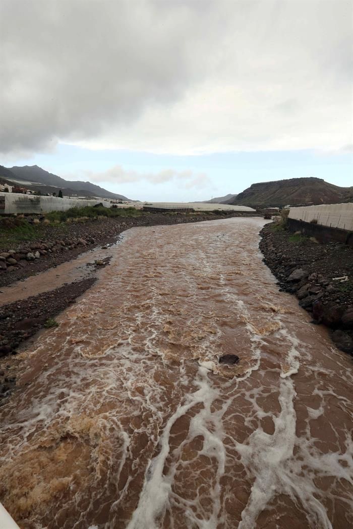El agua de la lluvia corre por el barranco de La Aldea de San Nicolás