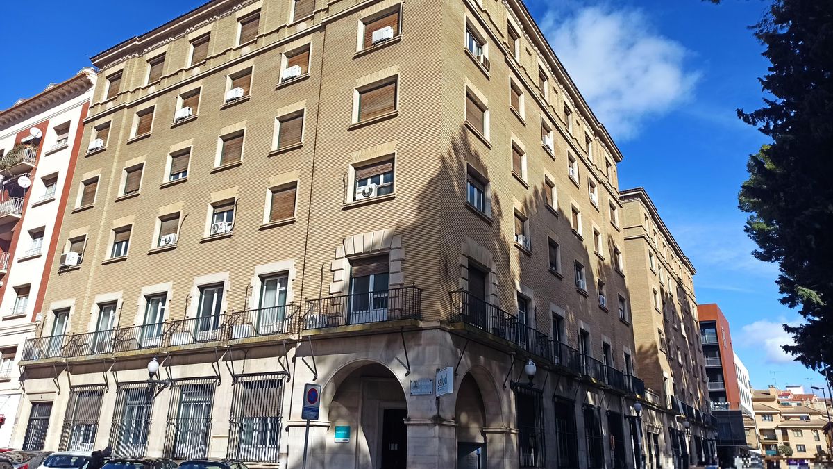 Edificio donde está ubicado el ambulatorio de Santo Grial de Huesca