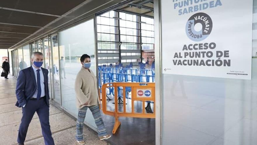 Urkullu y su esposa, accediendo al vacunódromo de Landako