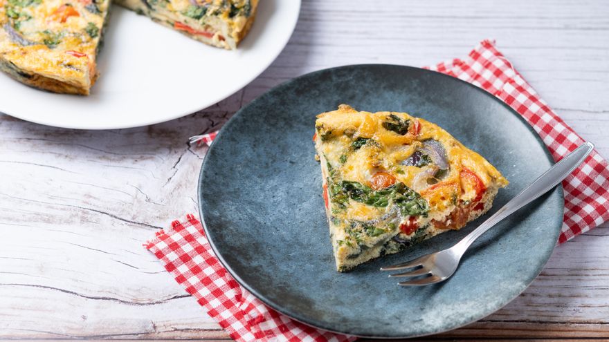 Frittata de verduras y queso: la receta típica italiana que se parece a la tortilla española y se puede hacer al horno