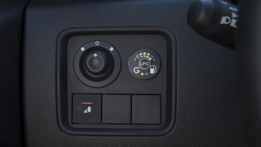 Conmutador del Dacia Duster para elegir entre gasolina y GLP.