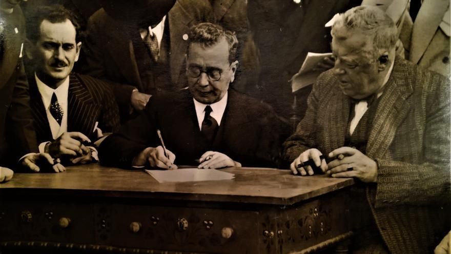 Fernández de la Bandera (centro), el alcalde que sufrió el boicot de las hermandades en 1932 y 1933.