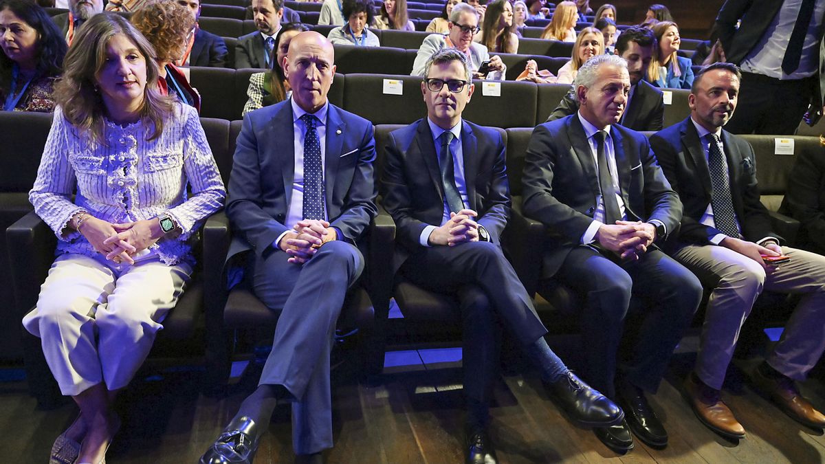 El ministro de Presidencia, Félix Bolaños, y otras autoridades en la clausura del DATA fórum Justicia 2025 en León.